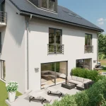 Ein modernes zweistöckiges Haus mit Satteldach, großer Terrasse und Balkonen. Ein Auto steht vor dem Haus. Hinter dem Haus sieht man eine gepflegte Gartenlandschaft mit Bäumen und Büschen.