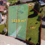 Luftbild eines geteilten Grundstücks in einem Wohngebiet mit Flächenangaben von 1419 m² und 679 m².