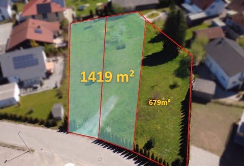 Aufteilung eines Baugrundstücks in Parzellen Luftbild eines geteilten Grundstücks in einem Wohngebiet mit Flächenangaben von 1419 m² und 679 m².
