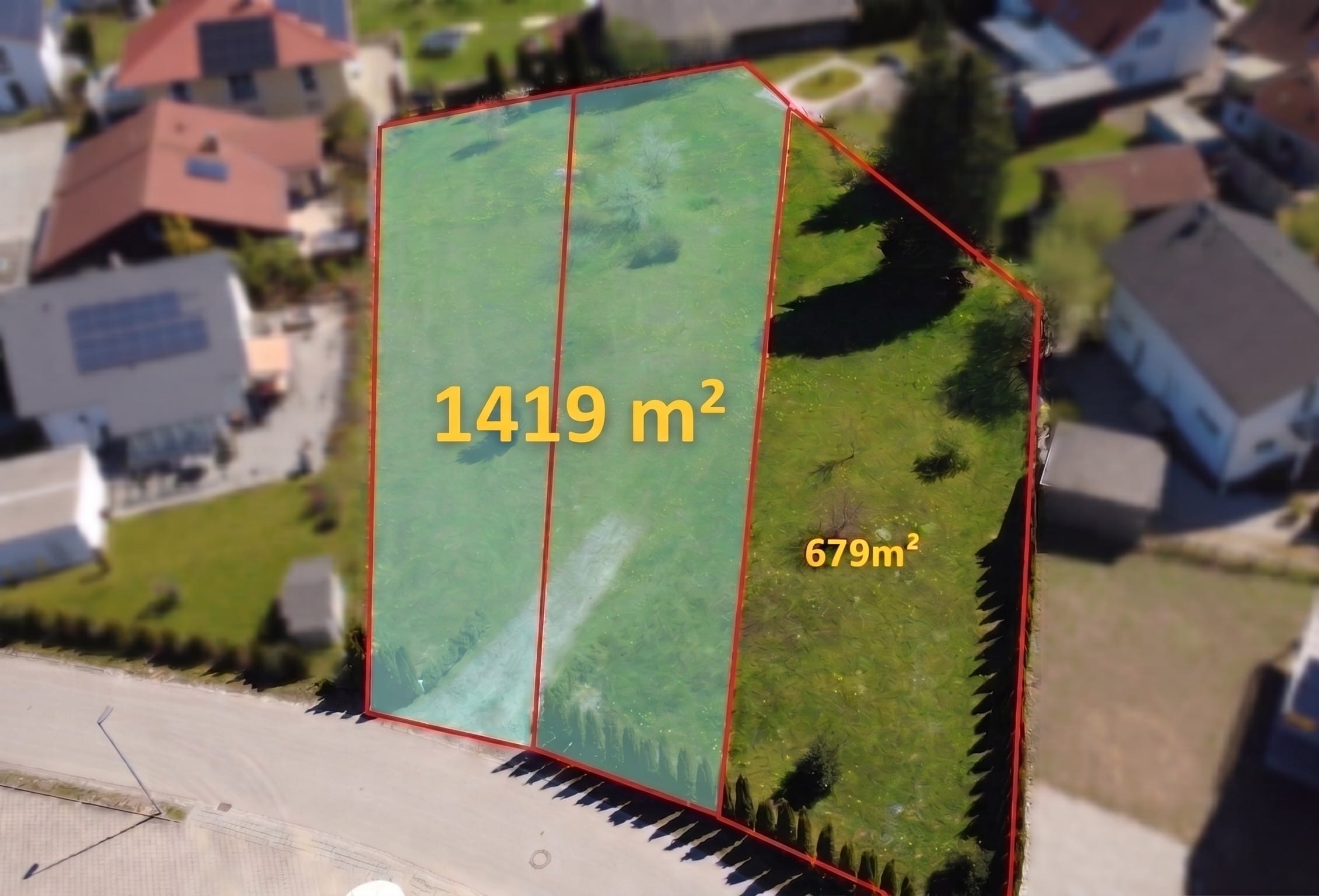 Aufteilung eines Baugrundstücks in Parzellen Luftbild eines geteilten Grundstücks in einem Wohngebiet mit Flächenangaben von 1419 m² und 679 m².