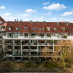Ostansicht eines modernen Wohnhauses nahe dem Englischen Garten in München, repräsentativ für zum Verkauf stehende Wohnungen in dieser Premiumlage.