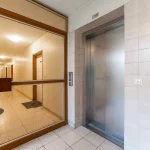 Treppenhaus und Fahrstuhl in einem modernen Mehrfamilienhaus