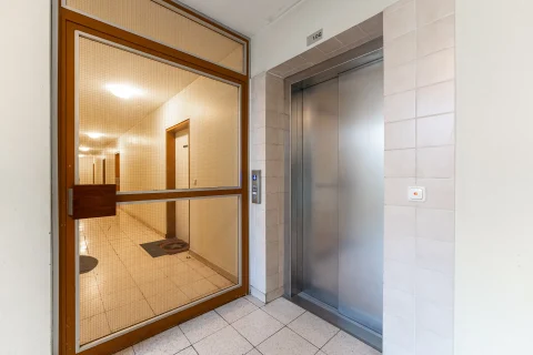 Treppenhaus und Fahrstuhl in einem modernen Mehrfamilienhaus
