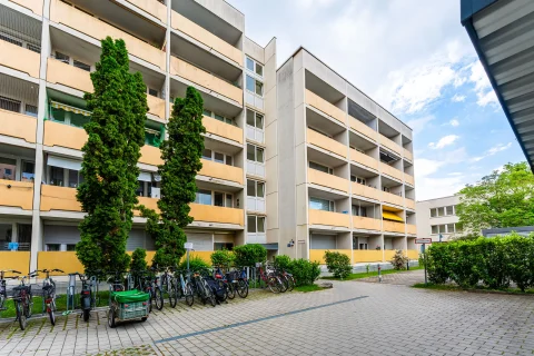 Aussenansicht des Gebaeudes mit Wohnungen und Fahrradstaender im Innenhof