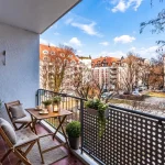 Moderner Balkon einer zum Verkauf stehenden Wohnung in München Lehel mit Blick auf städtisches Umfeld.