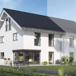 Das Bild zeigt ein modernes weißes Doppelhaus mit dunklem Satteldach. Die Ansicht präsentiert einen gut gepflegten Garten, eine Terrasse mit Möbeln, stilvollen Außenpflanzen und ein geparktes Auto.