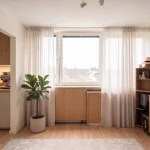 Blick auf Fensterfront und Küchenzugang in einer renovierten Wohnung