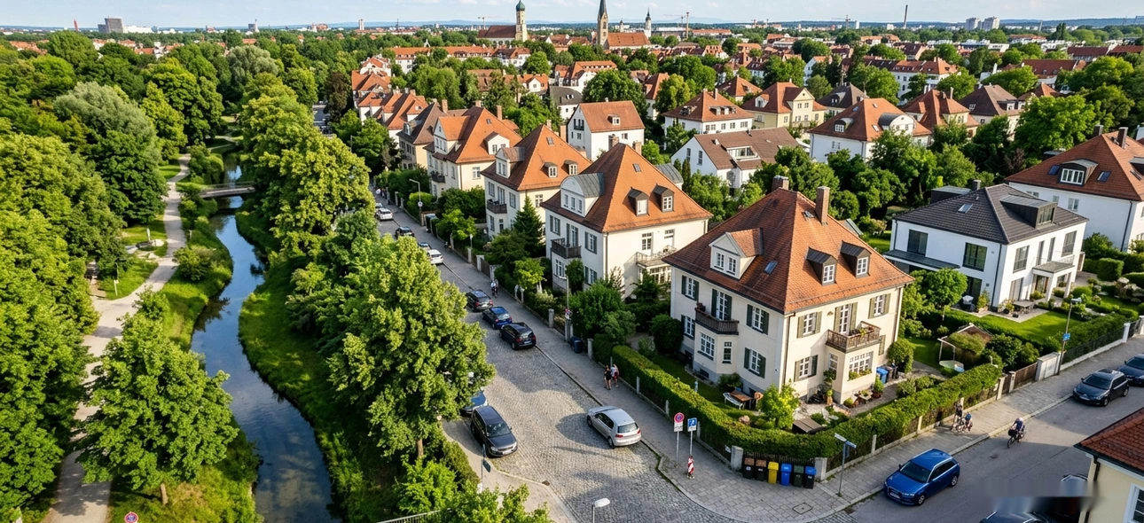 Luftaufnahme des Stadtteils München Pasing mit grünen Wohnvierteln, Pasinger Stadtpark und historischem Ortskern.