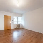 Moderner Eingangsbereich und Esszimmer einer luxuriösen Wohnung, beleuchtet und offen gestaltet, am Englischen Garten gelegen.