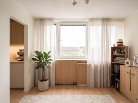 Helle Wohnzimmer Fensterfront mit Vorhängen, Geigenfeige und modernen Holzmöbeln.
