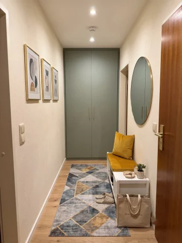 Mit KI gestalteter Flur mit Einbauschrank, geometrischem Teppich, Sitzbank und dekorativen Elementen.