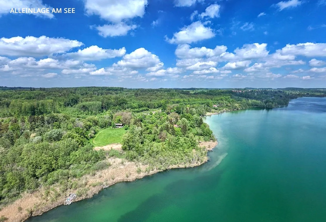 Luftaufnahme einer exklusiven Alleinlage am See mit umgebender Natur und Wald