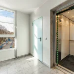 Moderne Luxuswohnung mit Aufzug in München, nahe Englischem Garten, zum Kauf angeboten.