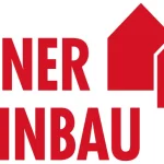 Firmenlogo von Werner Wohnbau mit rotem Schriftzug und stilisierten Haus-Symbolen