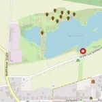 Digitale Landkarte des Opfermoors mit Straßen, Wegen, einem roten Standort-Marker und verschiedenen Symbol-Icons.