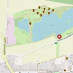 Landkarte des Opfermoors mit See, archäologischen Symbolen, umliegenden Straßen und einer roten Standortmarkierung.