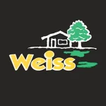 Das Logo zeigt den Schriftzug "Weiss" in gelber Farbe unten. Darüber ist eine weiße Haus-Silhouette mit einem Baum daneben, über reflektierender Wasserfläche, auf schwarzem Hintergrund. Es symbolisiert den Bezug zu Immobilienmanagement und Hausmeisterservice.