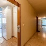 Zugang zur Wohnung mit Blick in den Flur und den Eingangsbereich