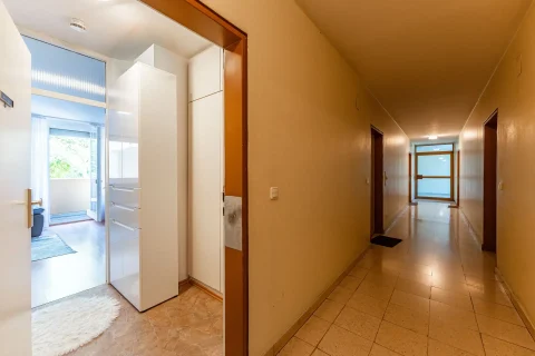 Zugang zur Wohnung mit Blick in den Flur und den Eingangsbereich